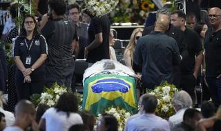 男子与球王遗体合影 男子与球王遗体合影