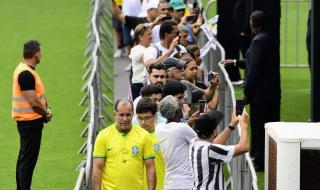 男子与球王遗体合影 男子与球王遗体合影