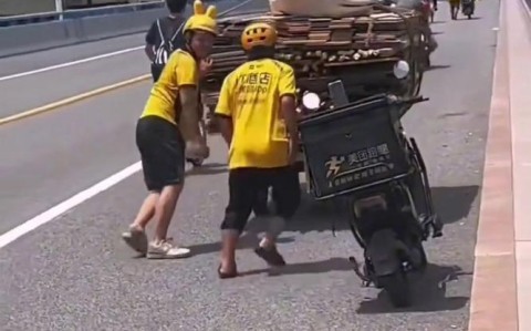 外卖小哥助人回家（外卖小哥送餐途中热心救人）