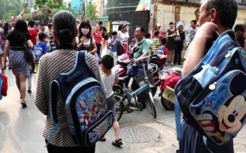 老人接送孩子争议（老人接送孩子争议怎么处理）