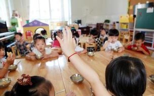 描写老师动作的一段话 老师的手指在里面转动的写