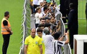 一男子与马拉多纳遗体合影,为何会引发众怒 男子与球王遗体合影