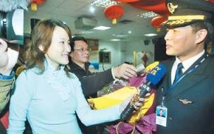 川航发表不当言论飞行员已被停职调查,为何大学期间的事现在被揪了出来 川航飞行员不当言论内容