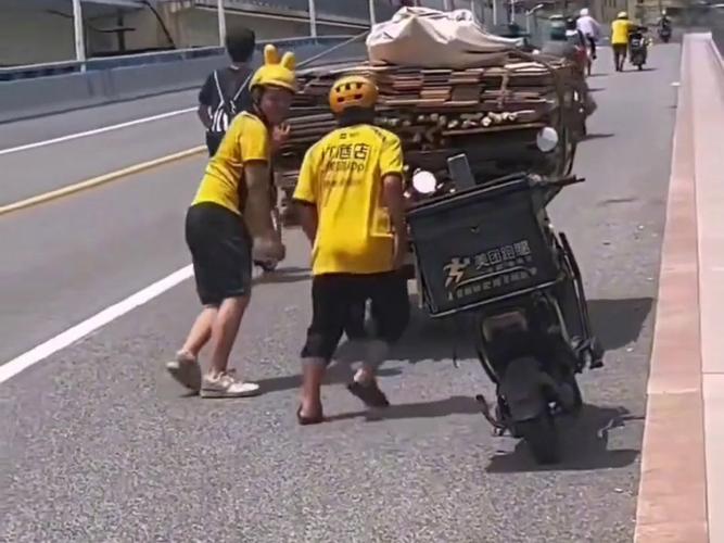 外卖小哥助人回家(外卖小哥送餐途中热心救人)