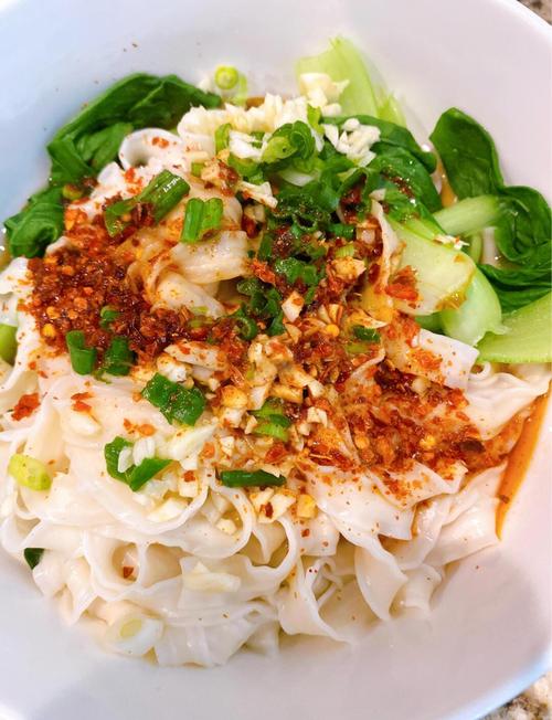 油泼面做法步骤（油泼面的做法步骤简短的）